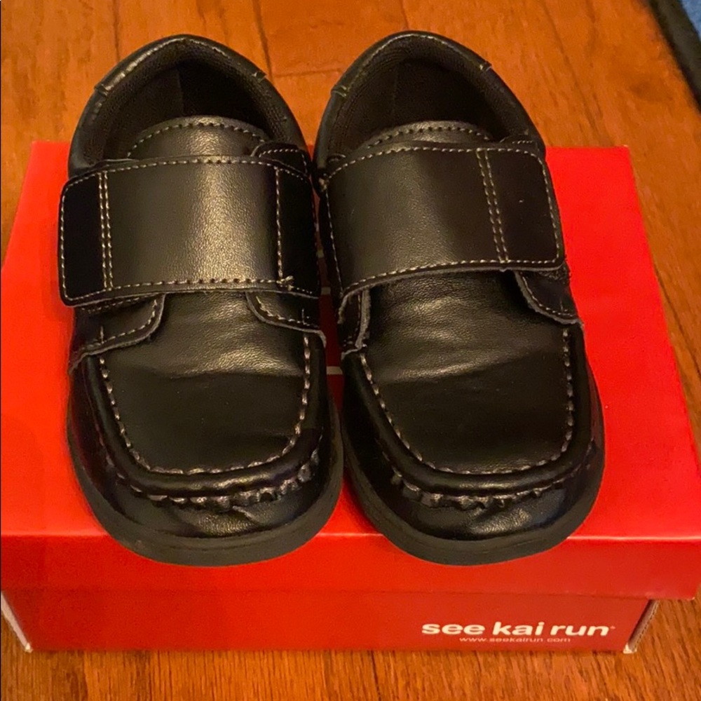 Black size 10 velcro shoes